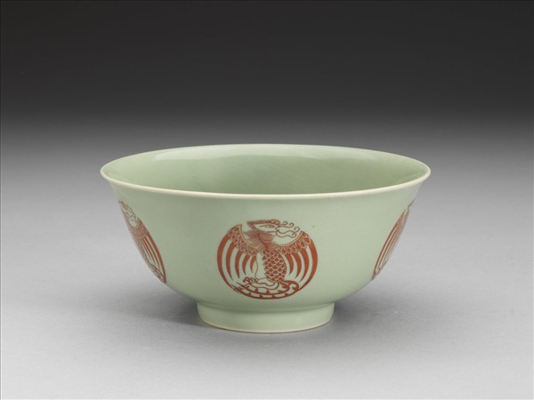 冬青釉描紅團鳳紋碗