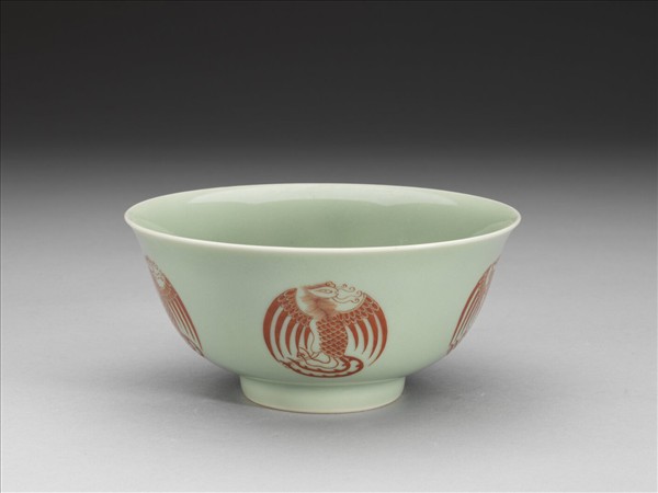 冬青釉描紅團鳳紋碗