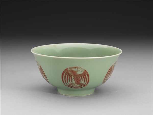冬青釉描紅團鳳紋碗