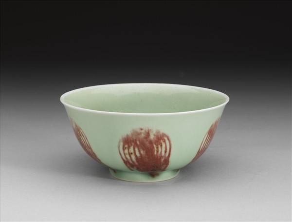 冬青釉紅彩團鳳紋碗