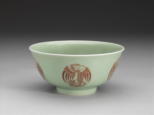 冬青釉描紅團鳳紋碗