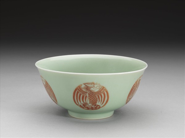 冬青釉描紅團鳳紋碗