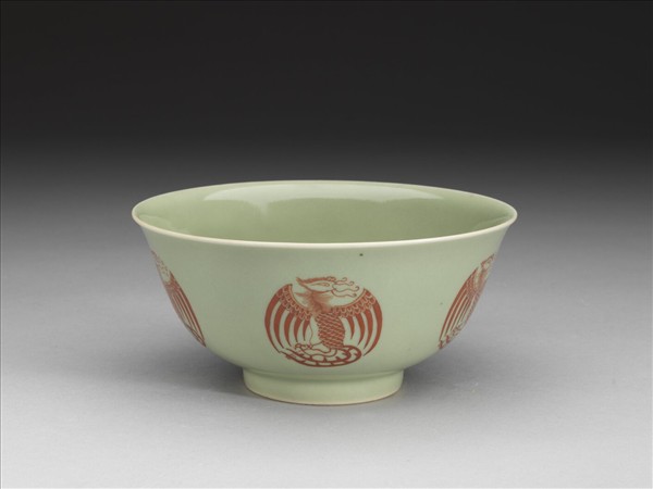 冬青釉描紅團鳳紋碗