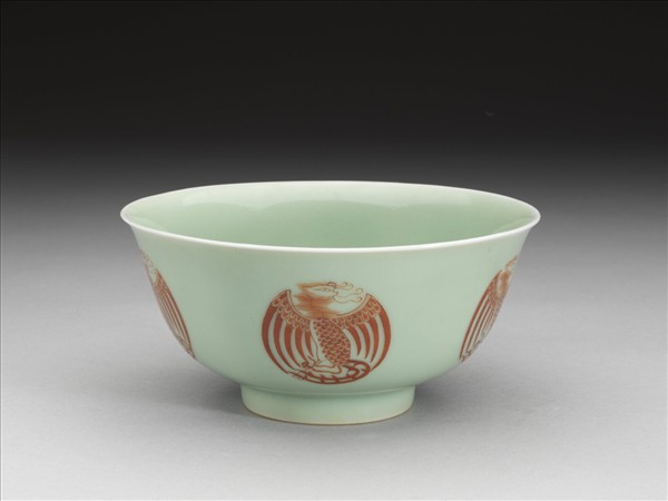 冬青釉描紅團鳳紋碗