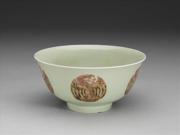 冬青釉紅彩團鳳紋碗