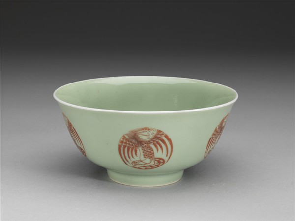 冬青釉描紅團鳳紋碗