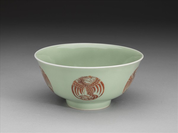 冬青釉描紅團鳳紋碗