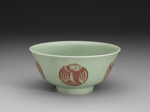 冬青釉描紅團鳳紋碗