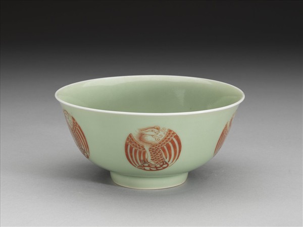 冬青釉描紅團鳳紋碗