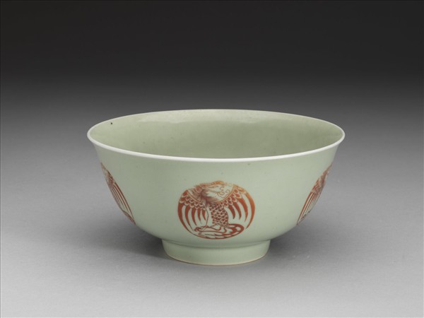 冬青釉描紅團鳳紋碗