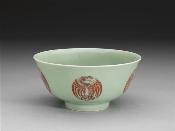 冬青釉描紅團鳳紋碗
