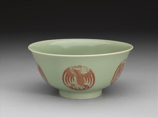 冬青釉描紅團鳳紋碗