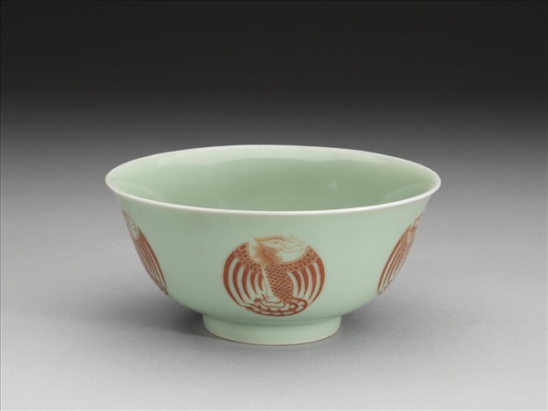 冬青釉描紅團鳳紋碗