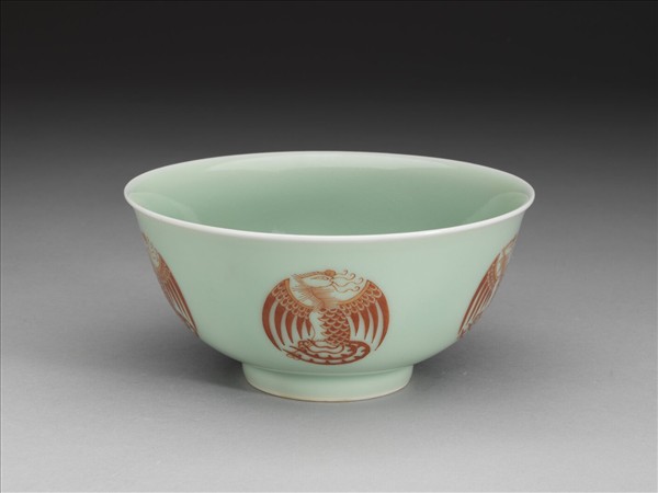 冬青釉描紅團鳳紋碗
