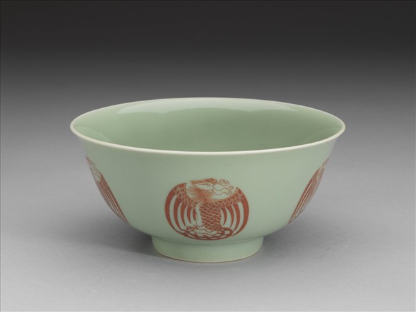 冬青釉描紅團鳳紋碗