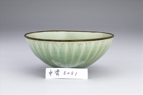 龍泉窯 青瓷蓮瓣紋碗