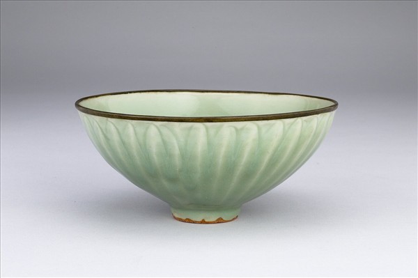 龍泉窯 青瓷蓮瓣紋碗