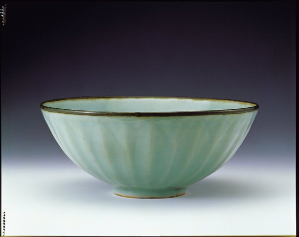 龍泉窯 青瓷蓮瓣紋碗