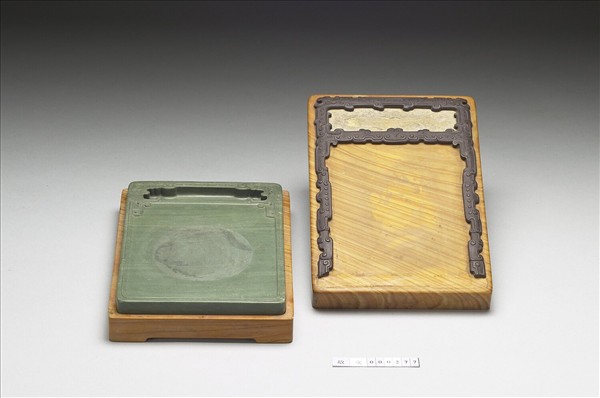 嵌魚化石松花石硯