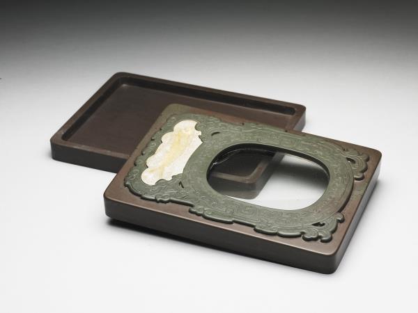 松花石嵌魚化石及玻璃夔龍紋硯盒