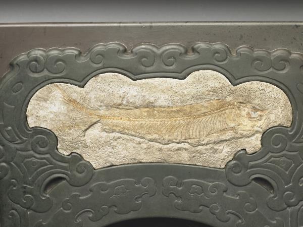 松花石嵌魚化石及玻璃夔龍紋硯盒