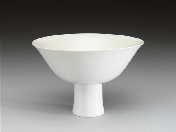 甜白釉番蓮紋高足碗