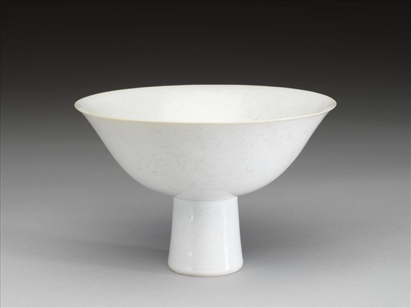 甜白釉番蓮紋高足碗