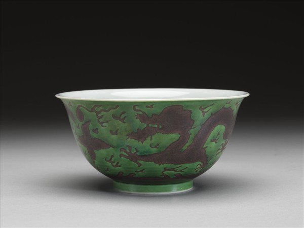 綠地赭彩龍紋碗
