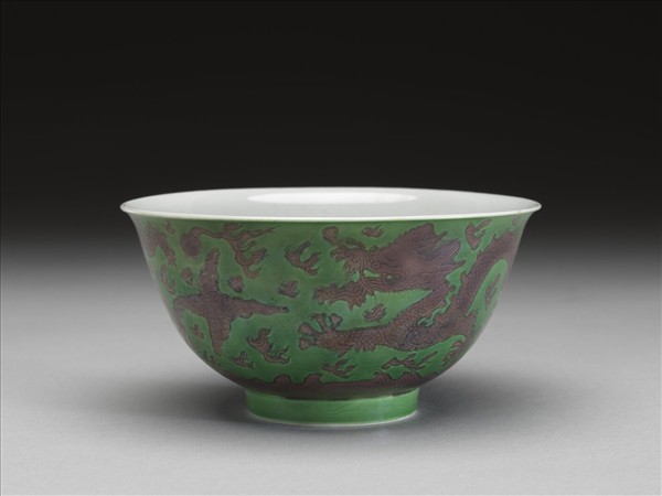 綠地赭彩龍紋碗