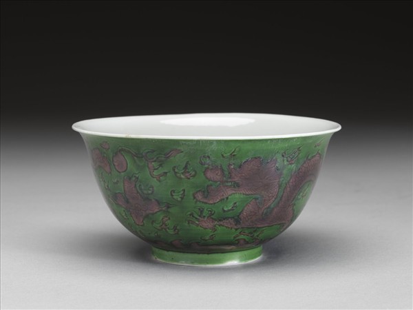 綠地赭彩龍紋碗