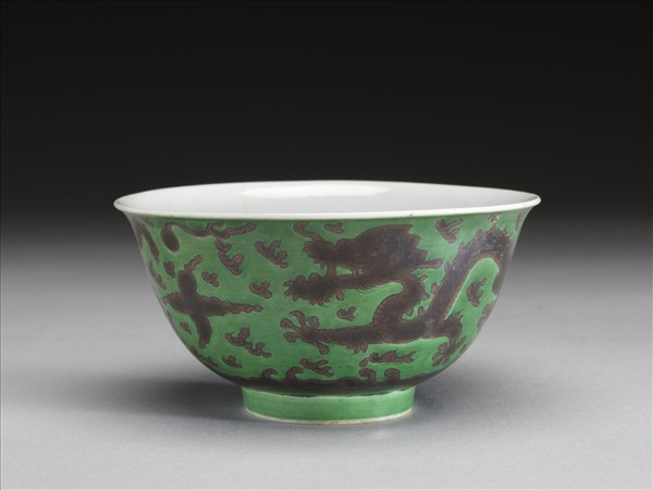 綠地赭彩龍紋碗