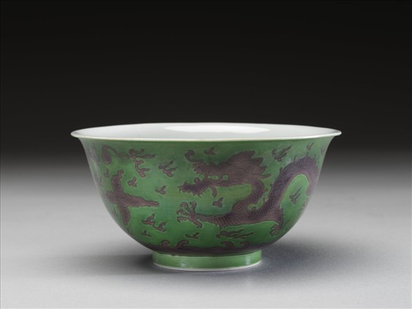 綠地赭彩龍紋碗