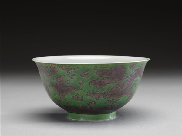 綠地赭彩龍紋碗