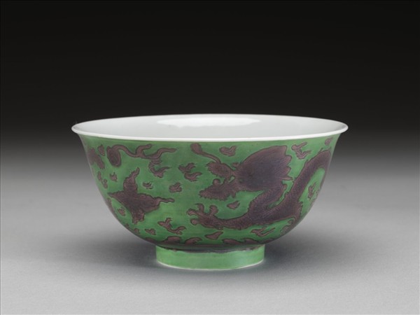 綠地赭彩龍紋碗