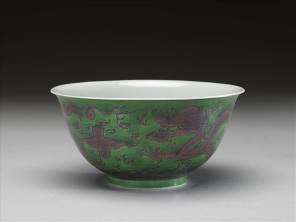 綠地赭彩龍紋碗