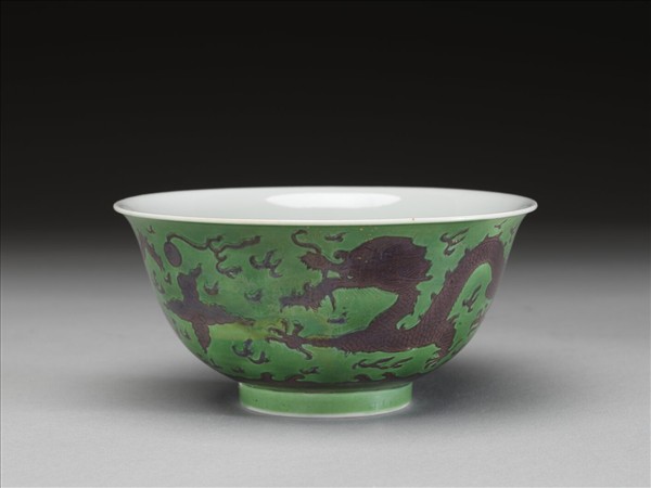 綠地赭彩龍紋碗