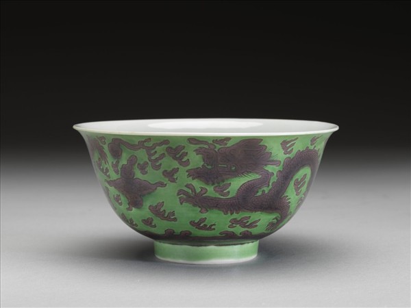 綠地赭彩龍紋碗