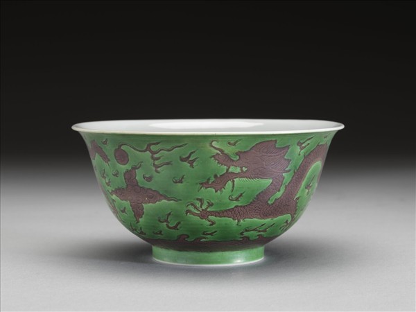 綠地赭彩龍紋碗