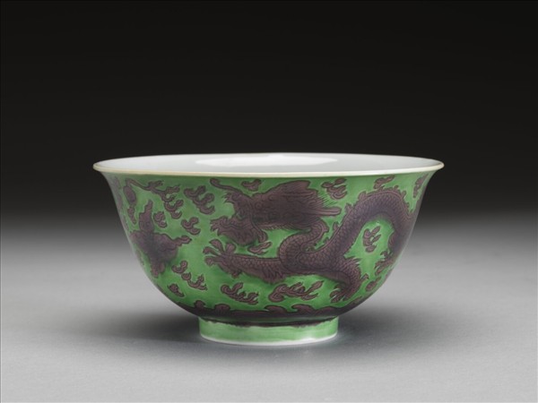 綠地赭彩龍紋碗