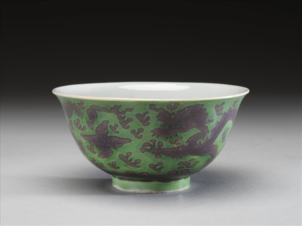 綠地赭彩龍紋碗