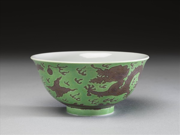 綠地赭彩龍紋碗