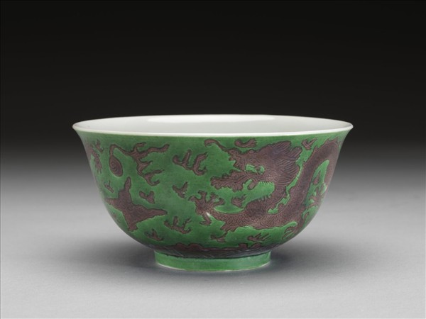 綠地赭彩龍紋碗