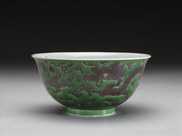 綠地赭彩龍紋碗