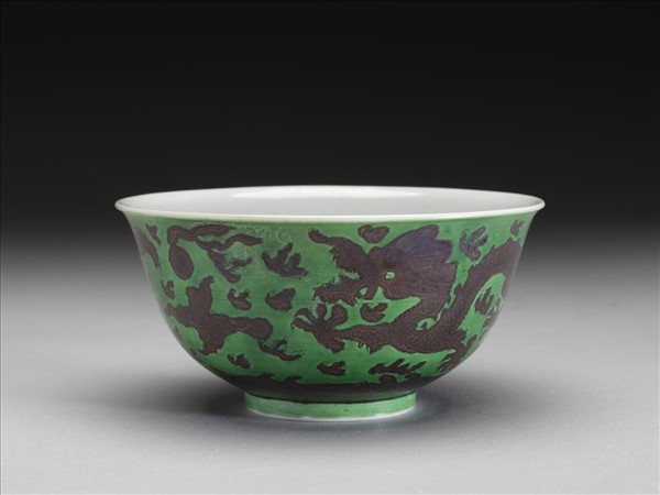 綠地赭彩龍紋碗