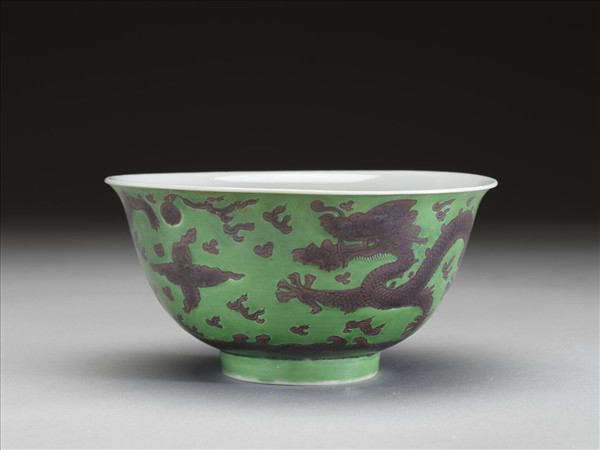 綠地赭彩龍紋碗