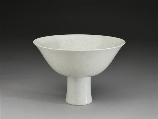 甜白釉番蓮紋高足碗