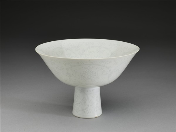 甜白釉番蓮紋高足碗