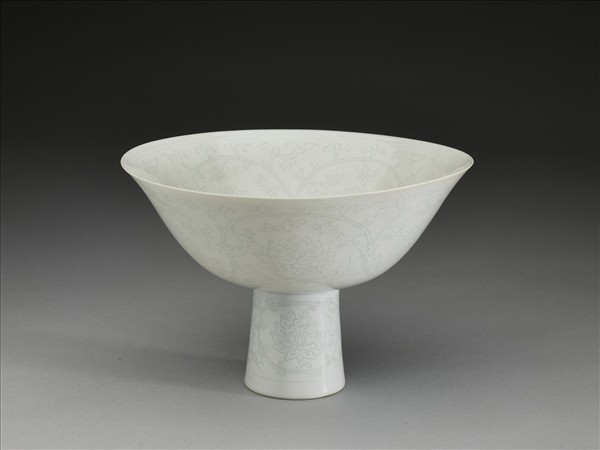 甜白釉番蓮紋高足碗