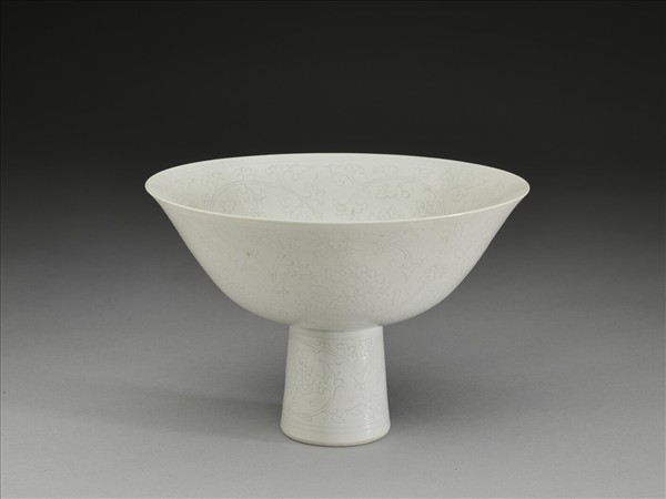 甜白釉番蓮紋高足碗