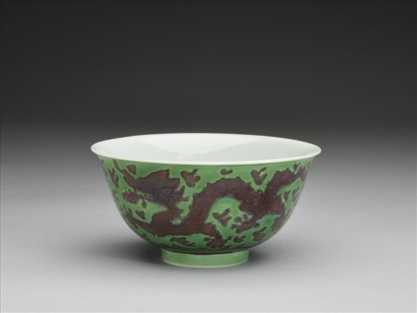綠地赭彩龍紋碗